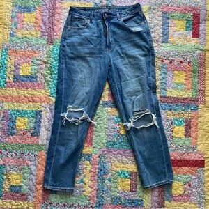 American eagle distressed mom jean size 8 short